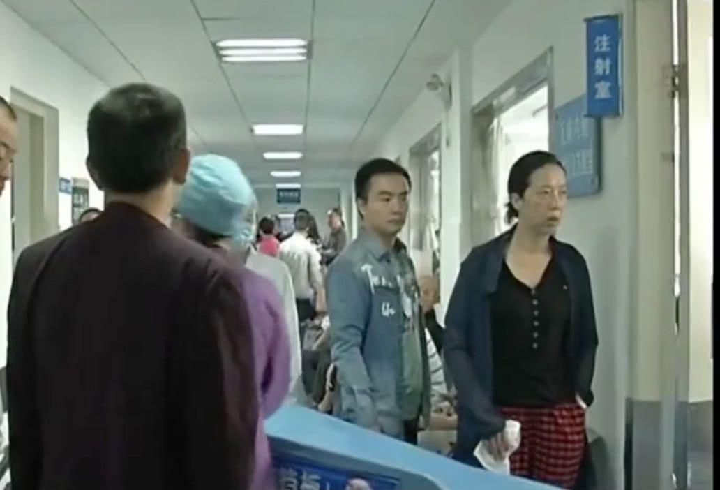 男子一顿吃十只螃蟹,饭后感觉肚子疼,检查完才