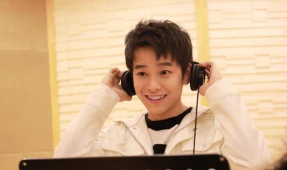 彭昱畅的笑容十分有感染力,给人一种质朴的感