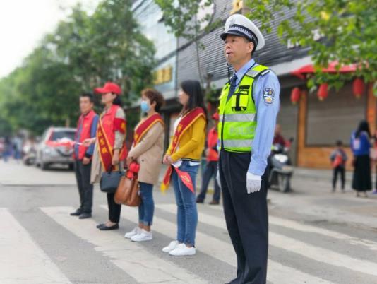 潼关交警大队车管所积极开展五个一文明交通