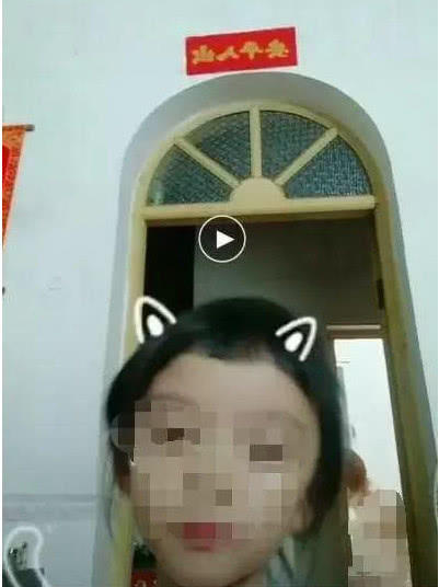 抖音继熊孩子直播妈妈洗澡后又出劈叉走光