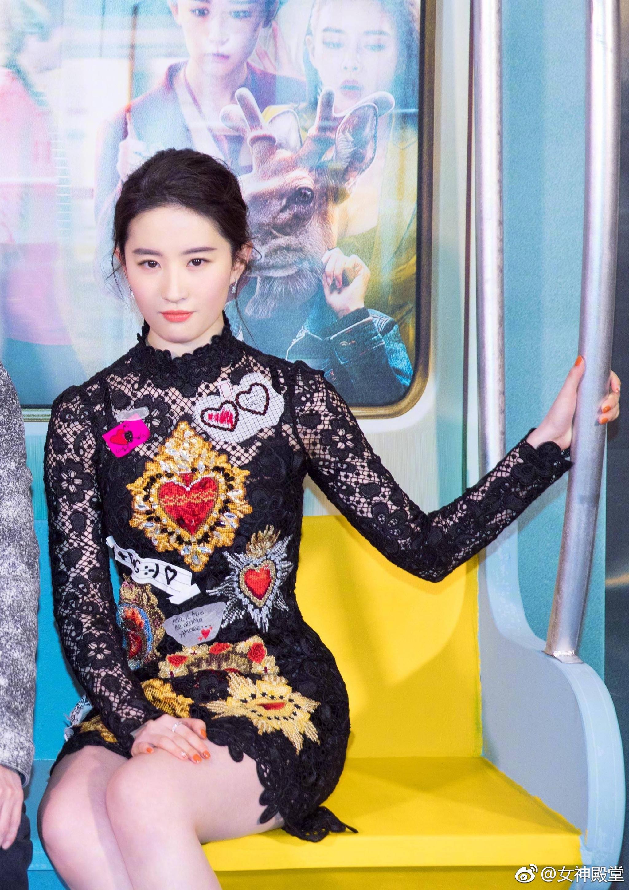 刘亦菲出席某活动,身着黑色印花连衣裙,简直就