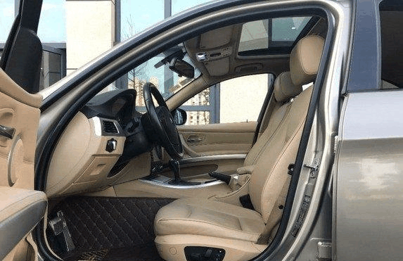 小伙10万块淘了辆二手豪车, 回村后邻居都以为当上大老板了!