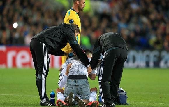 大写尴尬 C罗遭迷弟强吻 钢铁直男 尴尬到手足