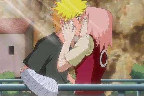 火影忍者:鸣人艳福不浅,纲手吻他额头,小樱做人工呼吸