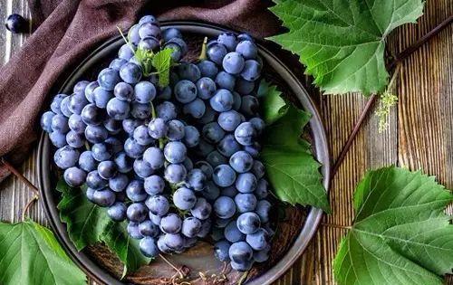 荔枝皮上有黑点、葡萄长毛刺,能吃吗?答案是…