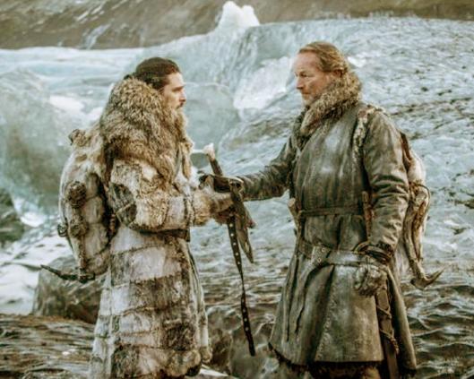 《权力的游戏》感人的一刻,雪诺和龙妈相视许