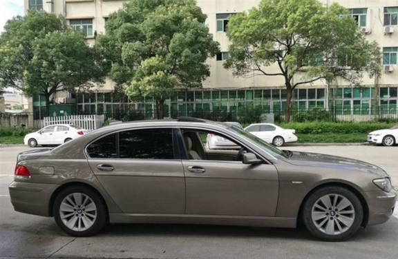 12年前的宝马7系, 10万出头就能拿下, 你会考虑吗?