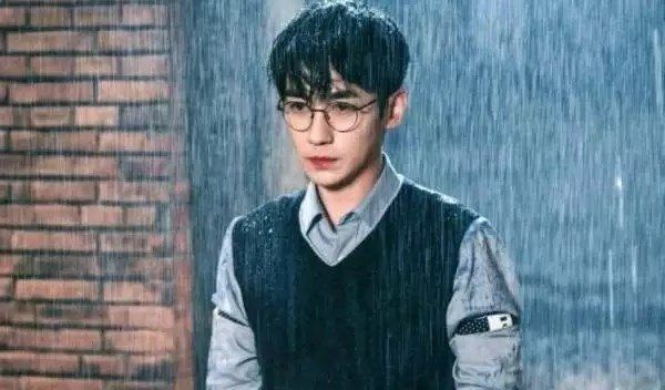 在大雨天就跪在了外面,唇红齿白剑眉星目一点也没变,淋雨还是这么帅气