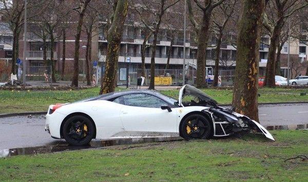 土豪的世界搞不懂, 法拉利撞稀碎, 车主竟玩自拍