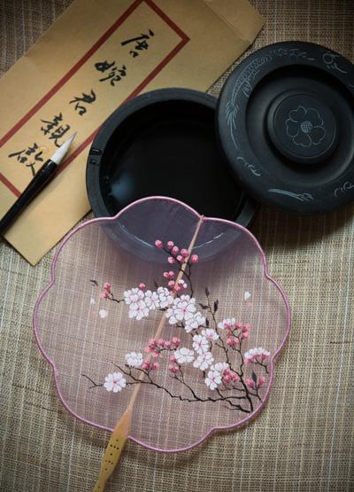 古风花卉团扇欣赏——歌尽桃花扇底风