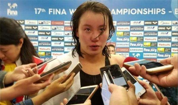 傅园慧解释为啥女游泳运动员都平胸: 你穿你也