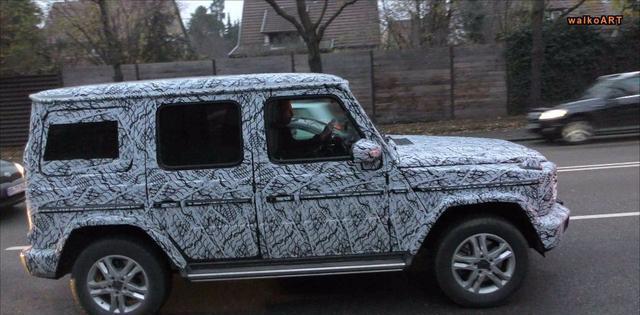 奔驰2018款G系列曝光，经典圆灯还在，内饰大变