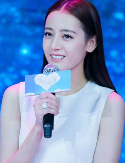 迪丽热的巴穿了一条裙子