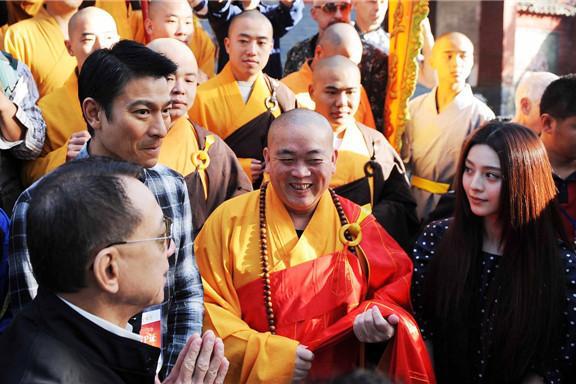 他们本应是一心向佛的僧人，却开卡宴帮雨燕开光，少林方丈更甚！