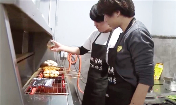 感动!女足姑娘为生计曾去4s店打工月薪1千元