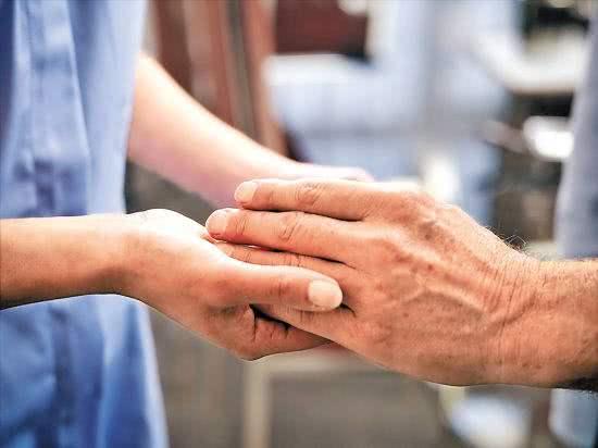 突发脑梗塞,21秒即可死亡!这5个征兆,发现一个