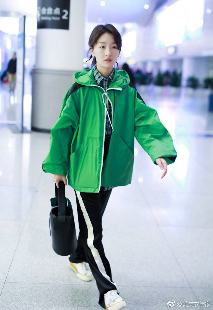 周冬雨撞衫吴磊,Burberry绿色冲锋衣帅气亮眼,