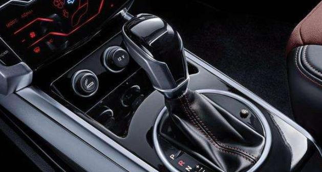 自动挡的车行驶中能换挡吗?一老司机解释后,车