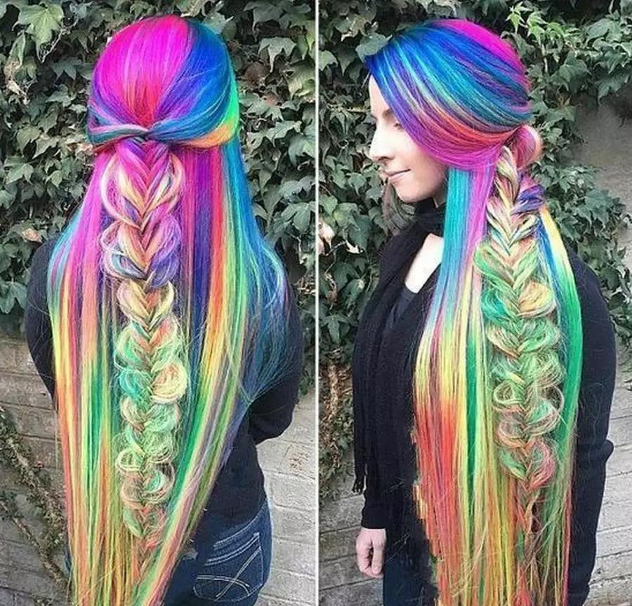 女子偏爱彩虹,把头发染成彩虹色,掉色后竟然这