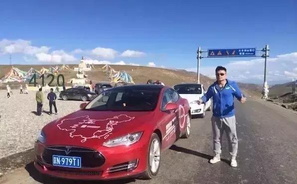 为了把特斯拉开到西藏, 这哥们在青藏线上布满了充电桩!