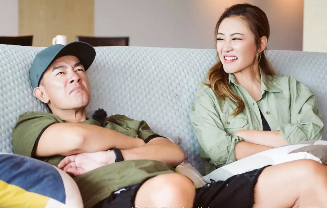 应采儿家暴陈小春是怎么回事 陈小春被应采儿打到哭找老丈人告状图片