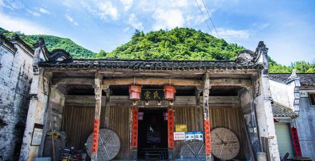 成龙为什么要捐赠古建筑, 去了严家古村就明白了!