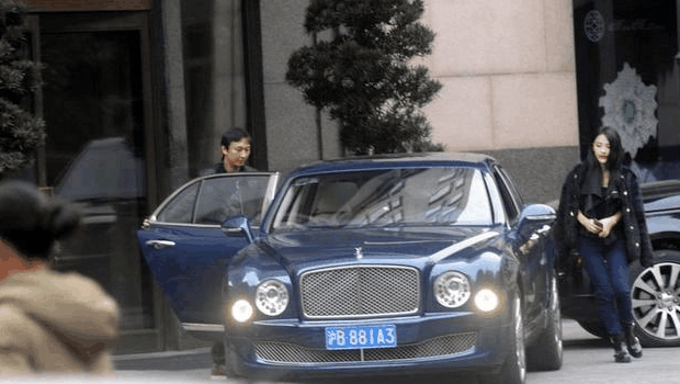 马云参加同学会开了辆300万的路虎, 和他比, 真的不算什么