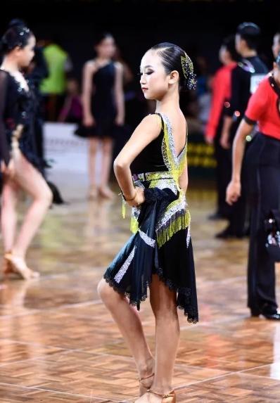 “拉丁舞是地板的艺术” dndance拉丁舞鞋教你如何挑选一双合适的舞鞋！