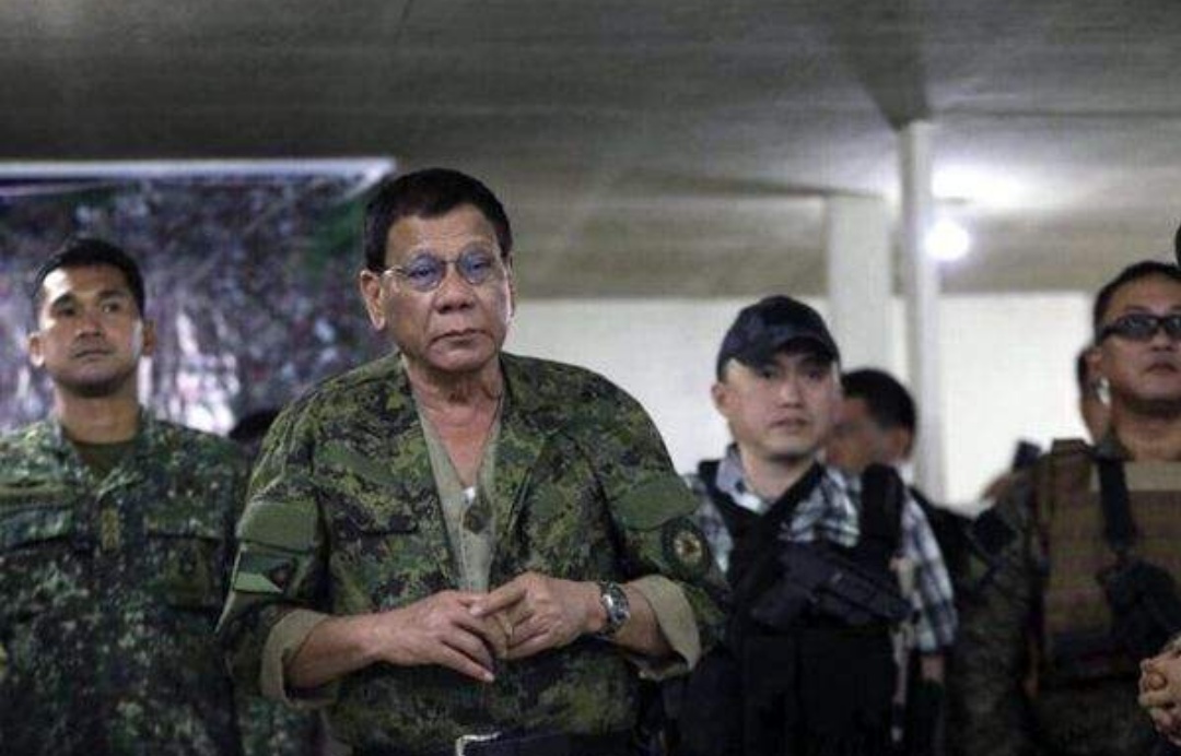 杜特尔特严打走私 豪车不充公全被推土机碾压图片