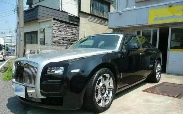 大叔开500万劳斯莱斯上街, 被路人围观, 一句话让车主蒙羞!