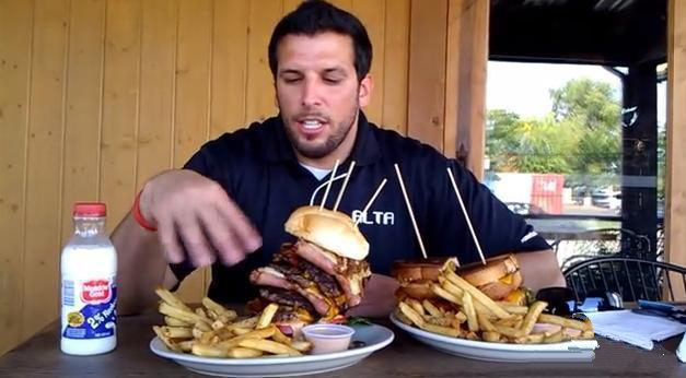 健身教练为体验胖子的挣扎,6个月吃成245斤,减