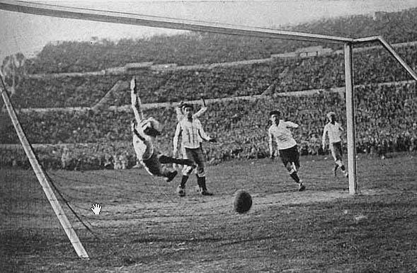 1930年首届世界杯旧照,黑白照片记录世界足坛