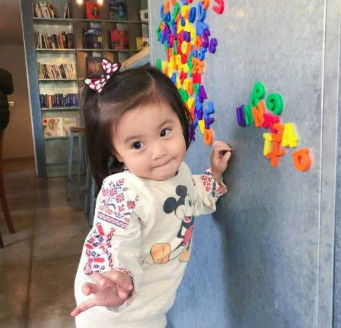 3岁的咘咘和3岁lucky参加综艺节目,这差距是不