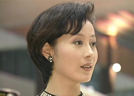 导演老公与她离婚不久, 便娶了80后女演员, 今62岁的她整容更卖萌