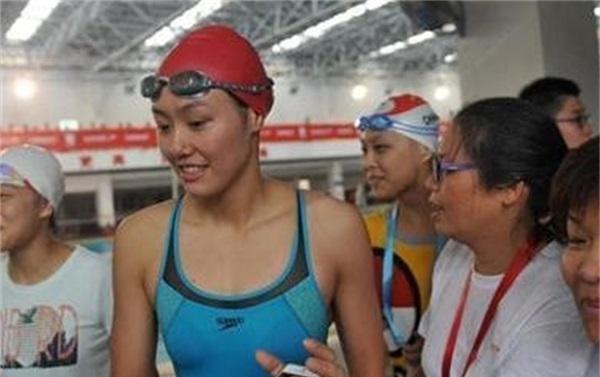 傅园慧解释为啥女游泳运动员都平胸: 你穿你也