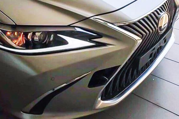 全新雷克萨斯ES无伪装照流出！满满的LS既视感！