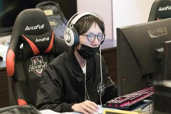 MLXG和厂长的打野风格被网友喷，一个愣头青一个出国门怂如狗