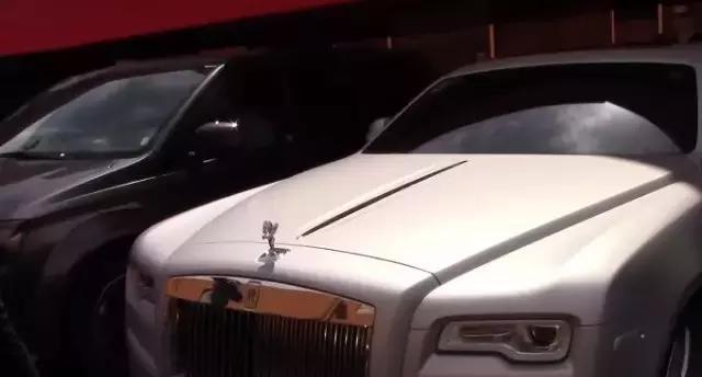 商场门口偶遇500万的劳斯莱斯古斯特, 看到车主后, 让人好激动