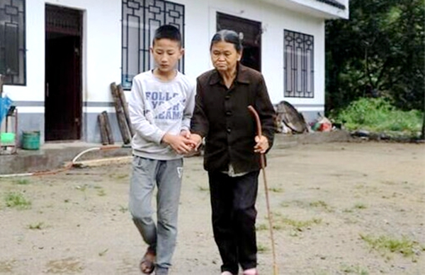 众筹购买扶贫土猪 帮助内乡孝心少年