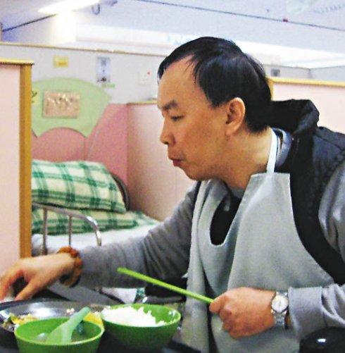 港台两位姓蔡的歌手，曾红极一时，一个被逼疯，一个坐轮椅被遗弃