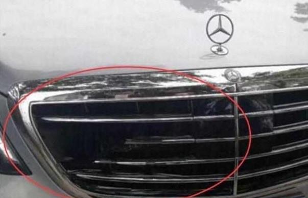 奔驰S级撞坏车头, 看到撞的东西车主却笑说撞的值!