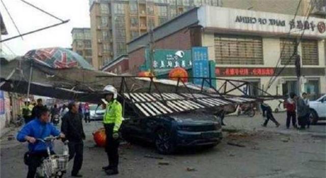 山东一辆20万吉利领克01被砸，路人看着心疼，车主却在一旁叫好！