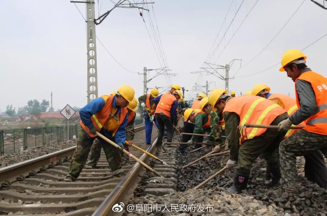 阜阳北站扩能工程完成第二次拨接施工