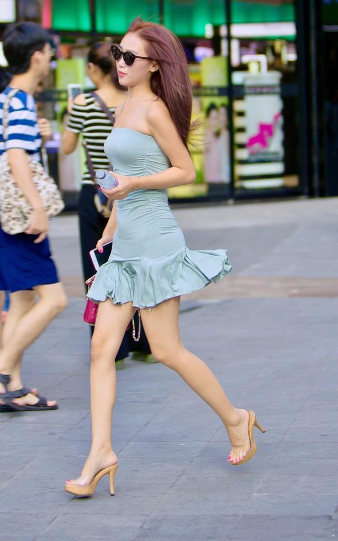 街拍 美女很有气质 穿着露肩吊带短裤 一双白白长腿让人羡慕