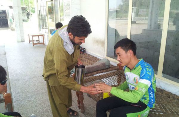 韩国游客去巴基斯坦,打着中国人的旗帜,受到尊