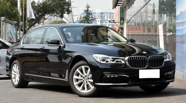 提了台90万的宝马, 兴冲冲掀开机盖炫耀, 一看满脸尴尬!