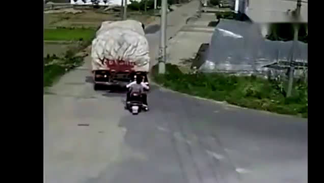 电动车正处于后方盲区，于是悲剧便发生了！  ​