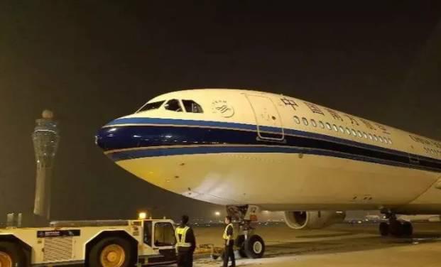 旅游天下: 中国护照和美国护照上面究竟写的什