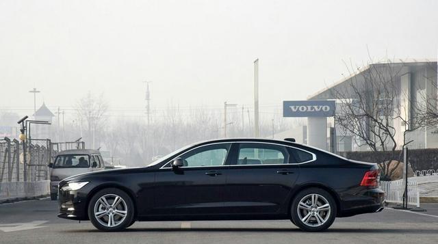 尺寸超A6, 内饰不输奔驰E, 便宜BBA5万卖不动! 感觉挺冤!