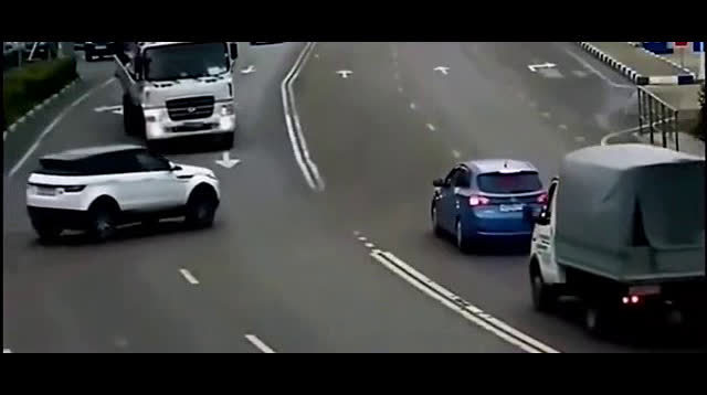 suv车主这一行为害了自己，同时让无辜的多条生命离开！  ​